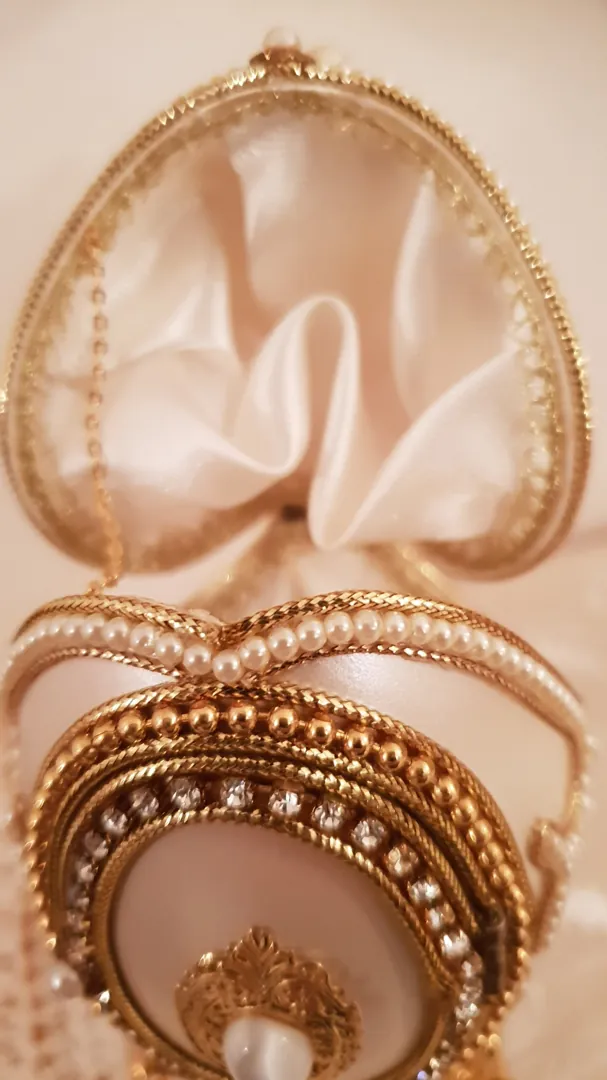Last One Fabergé Style Egg VINTAGE White FABERGE Egg Trinket Box Handcarved Egg Fabergé Egg Photo Picture Frame Faberge Egg Ornament Wedding