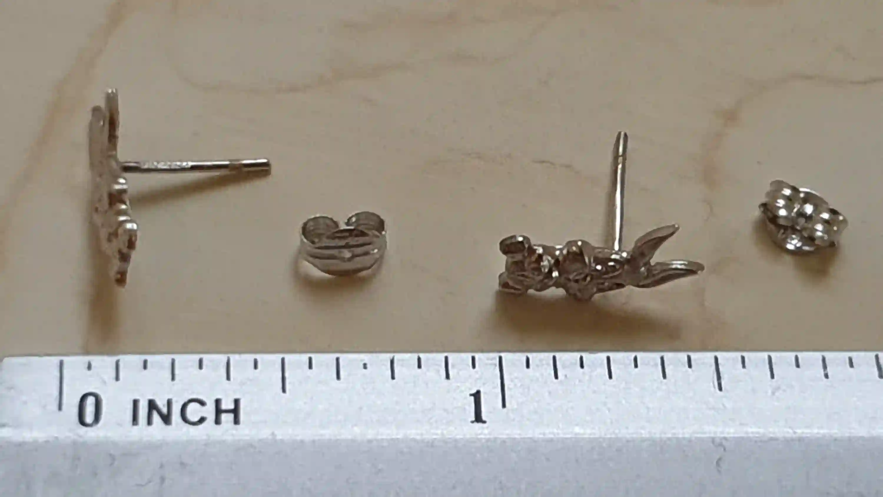 18kt White Gold Disney Stud Earrings Gift for Girls Bugs Bunny Original Looney Tunes/Stud Gold Earrings for Girl Cartoon Bugs Bunny Gift 18k 