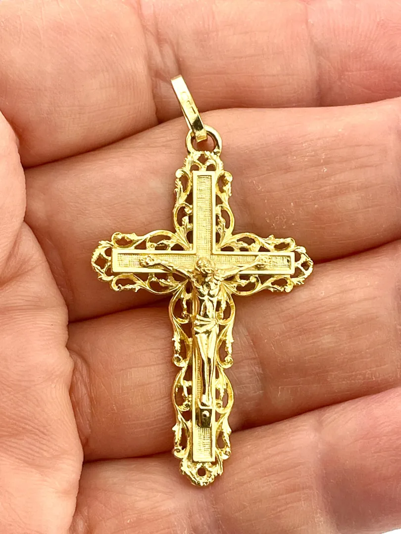 Solid 18k gold cross filigree cross pendant, handmade cross necklace. A perfect Christian mother gift, this crucifix cross for mom is designed for women and measures 0.98